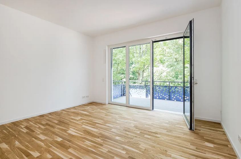 Двухкомнатная квартира в Берлине с балконом и отделкой