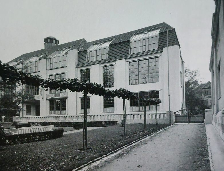 Школа Баухауз в Веймере фото